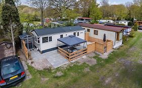 Chalet It Pompebled Met Zwembad Op Camping